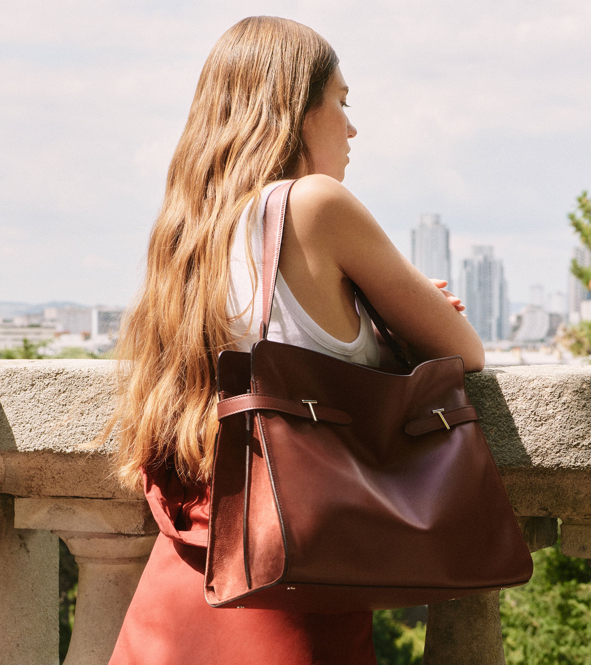 Bolsa de hombro modelo maxi Emie en cuero liso y nobuk
