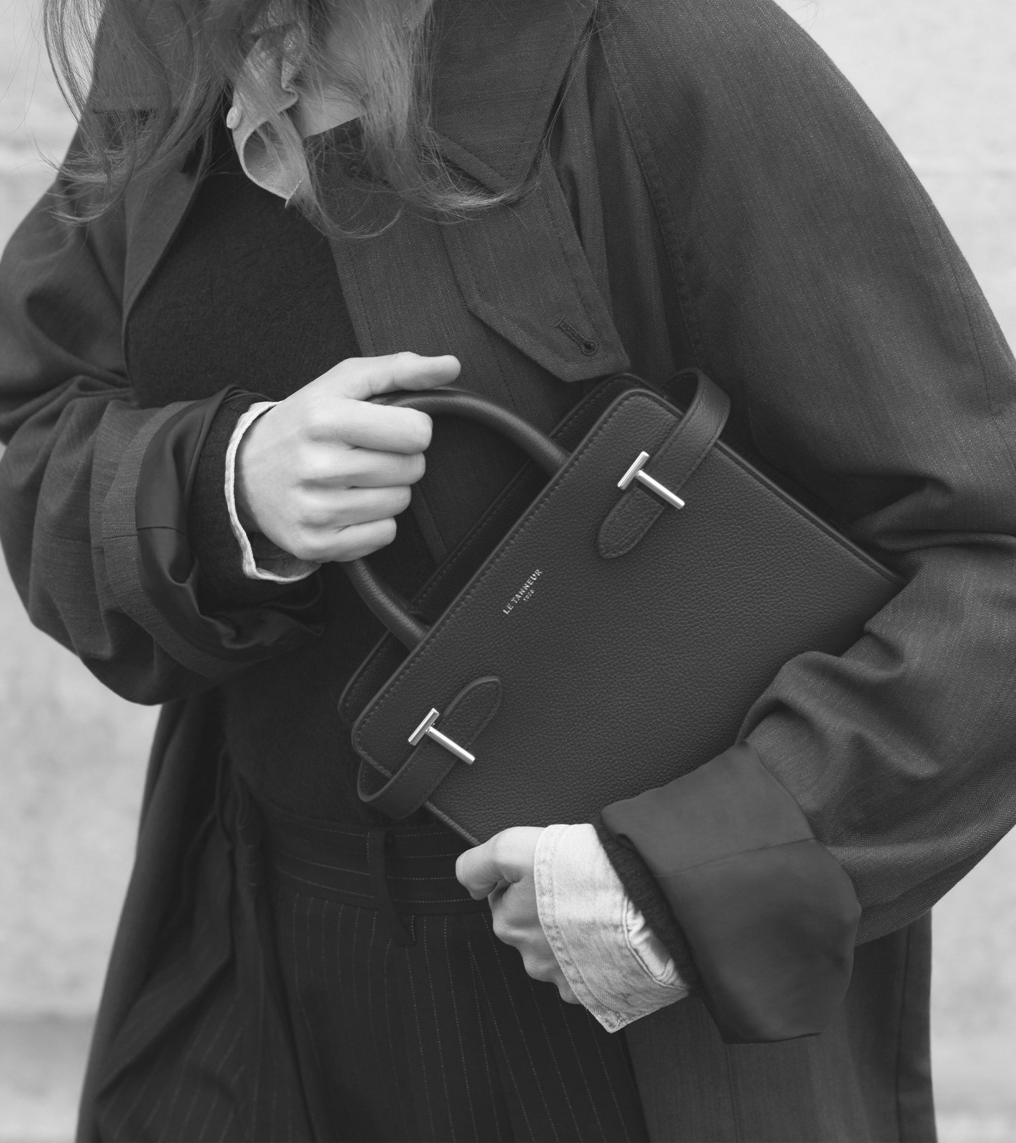 Kleine Handtasche Emilie aus genarbtem Leder mit Trageriemen